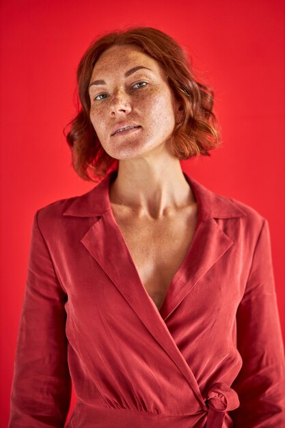Фото Женщина, уверенно позирующая в камеру, кавказская модель имеет уникальное лицо, индивидуальность