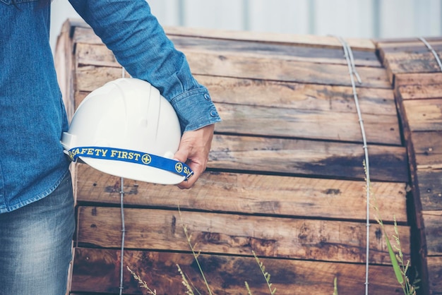 Ingegnere edile donna indossare elmetto bianco di sicurezza al lavoratore dell'industria del cantiere ingegnere femminile lavoratore ingegneria civile con casco di sicurezza elmetto donna ingegnere edile concetto