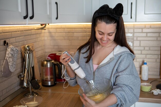 家庭用厨房で調理する女性用炊飯器