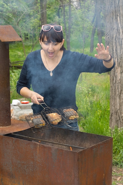 Foto donna che cucina su un barbecue