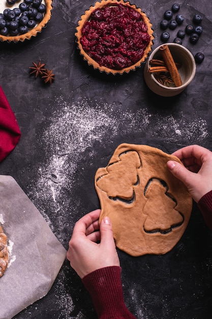 クリスマス料理を調理する女性