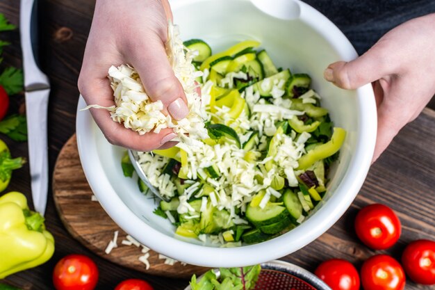 Foto donna che cucina un'insalata fresca e saporita