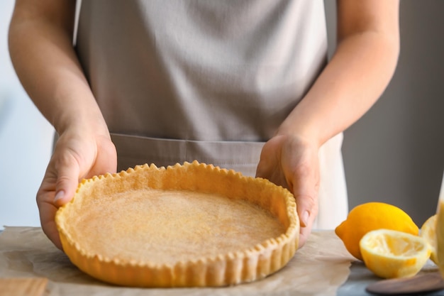 Женщина готовит лимонный пирог на кухне крупным планом