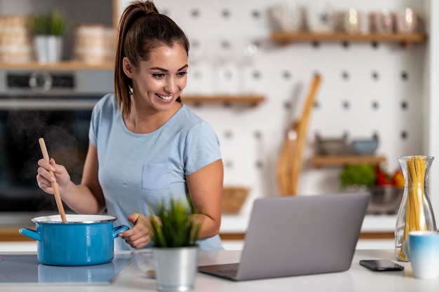 Photo woman cooking pasta dish