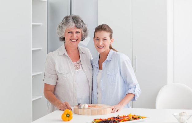 Donna che cucina con sua madre a casa