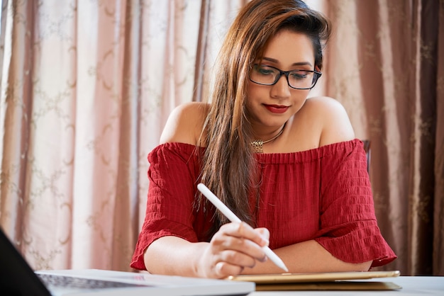 Photo woman correcting document on tablet computer