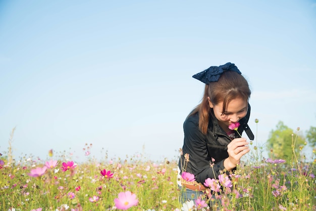 フラワーガーデンの女性とコスモスの花