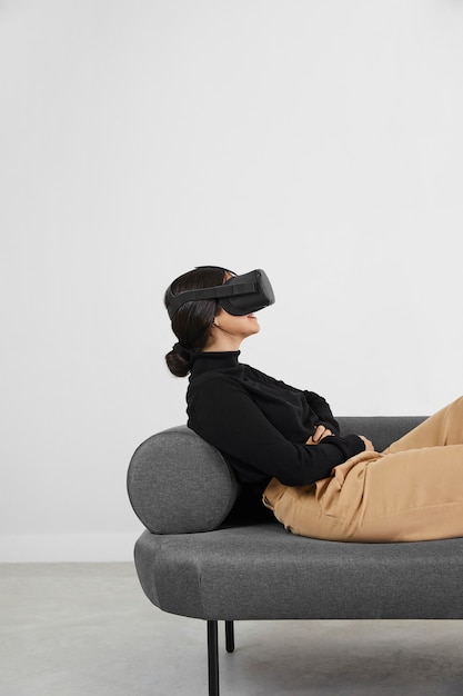 Photo woman on couch with virtual reality headset