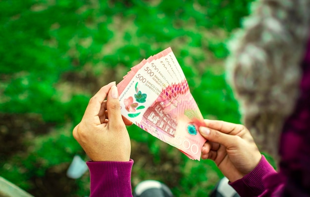 Woman counting banknotes, Nicaraguan 500 cordobas banknotes