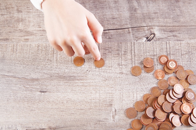 Photo woman counting coins on the table