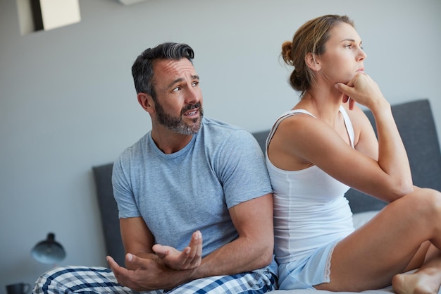 夫婦がベッドで喧し喧して浮気したりストレスを抱いたり毒性のある関係を無視したり結婚が失敗し家庭の寝室で喧して別れたりします - ガジェット通信 GetNews