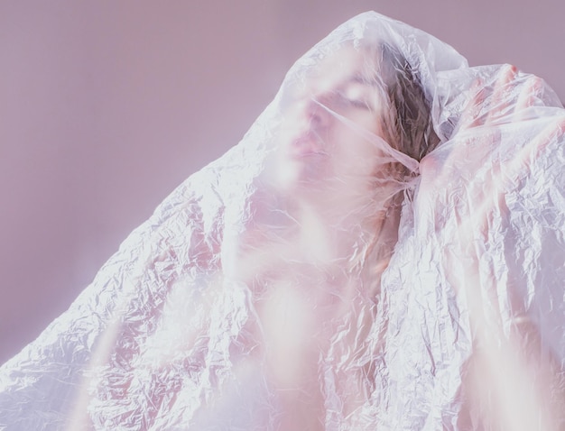 Photo woman covered in plastic