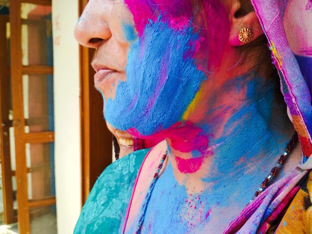 Photo woman covered in powder paint standing at house