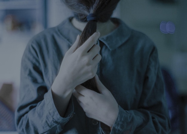 포니테일로 얼굴을 고 있는 여자