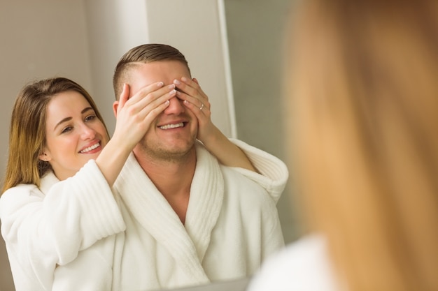 Photo woman covering her boyfriends eyes