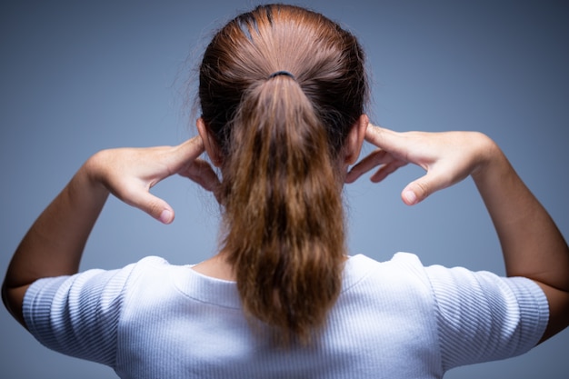 Photo woman covering her ears