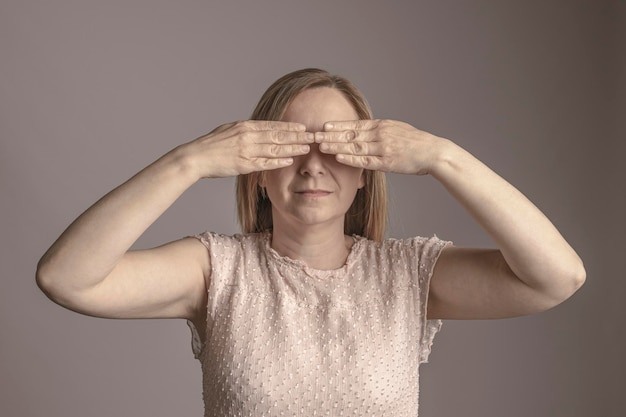 Foto donna che si copre gli occhi con le mani