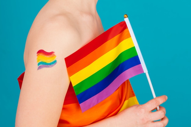 женщина покрывает флаг ЛГБТ