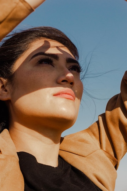 Photo woman covers herself from the sun with her hand fashion