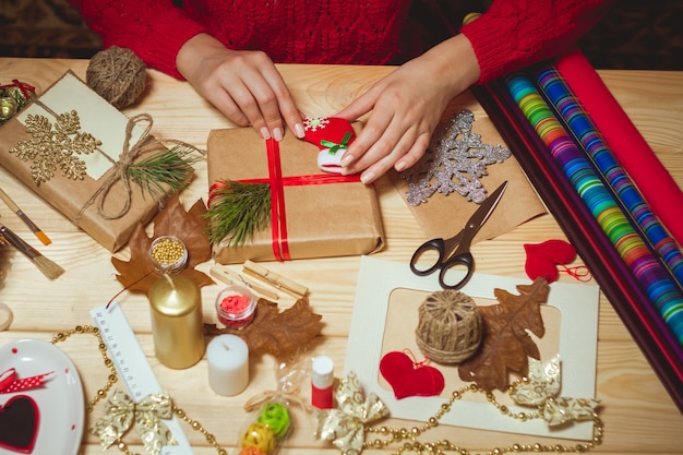 女性はスタイリッシュなクリスマスプレゼントを作成します