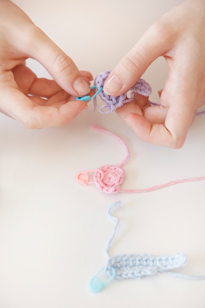 女の赤ちゃんのための自家製の布を作る女性