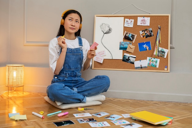 Foto donna che crea il proprio consiglio di visione