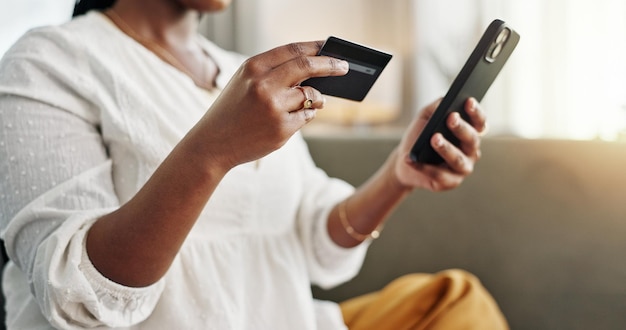 Foto donna carta di credito e mani con telefono per il pagamento di e-commerce acquisti online e fintech a casa closeup mobile banking e finanza per le vendite password e codice per la ricchezza per aggiornare l'abbonamento