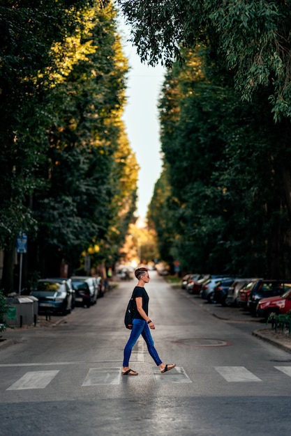 Via dell'incrocio della donna all'attraversamento