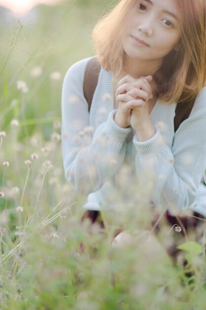 写真 畑にひっくり返っている女性