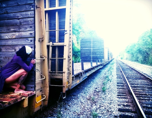 사진 철도차에 누워있는 여자