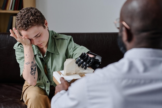 Photo woman crying during psychotherapy session