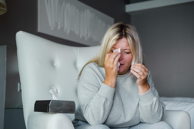 사진 과체중 을 위한 지방 연소 치료 를 받는 치료사 의 사무실 에서 의자 에서 울고 있는 여자