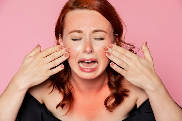 写真 日焼けした肌で泣いている女性