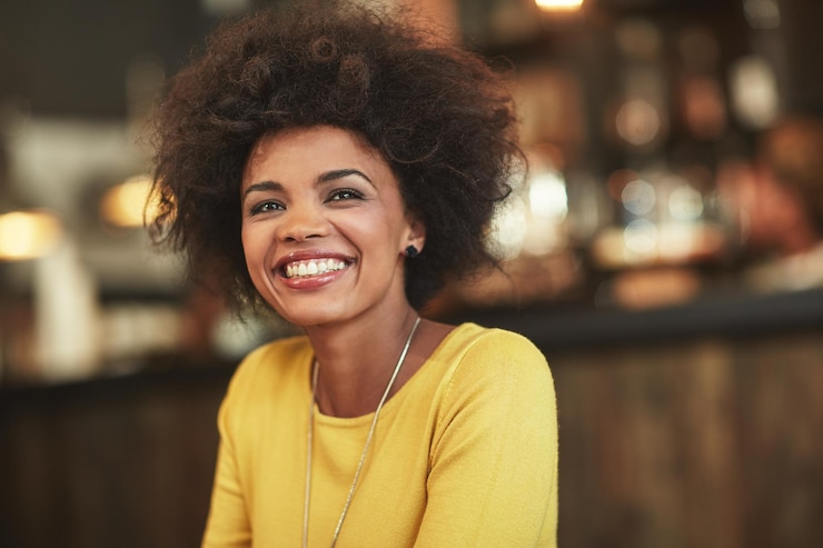 Photo woman customer and smile with thinking in cafe for inspiration daydreaming and happy memory african person thoughtful and wondering with reflection nostalgia and satisfaction in coffee shop