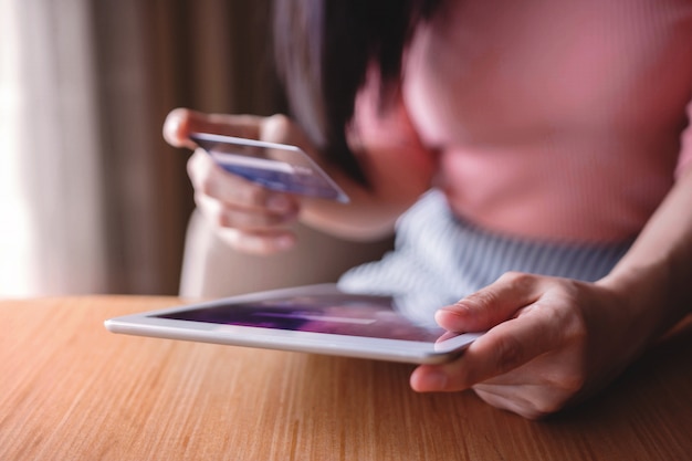 사진 신용 카드 및 태블릿을 사용 하여 온라인 쇼핑 여자 고객.