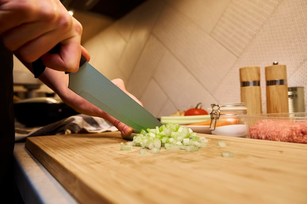 Photo woman cuts celery slices