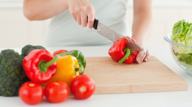 女性の野菜を切る