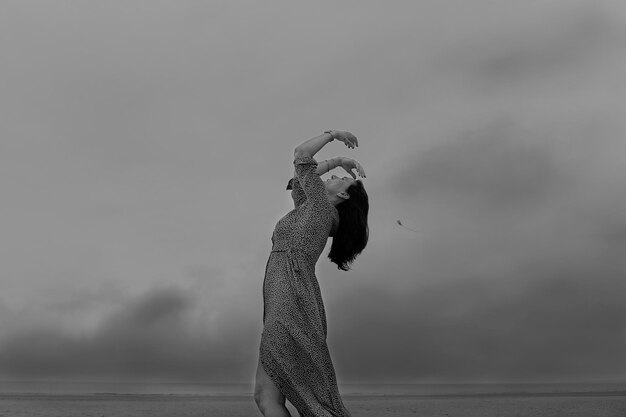 Photo woman dancing on the beach