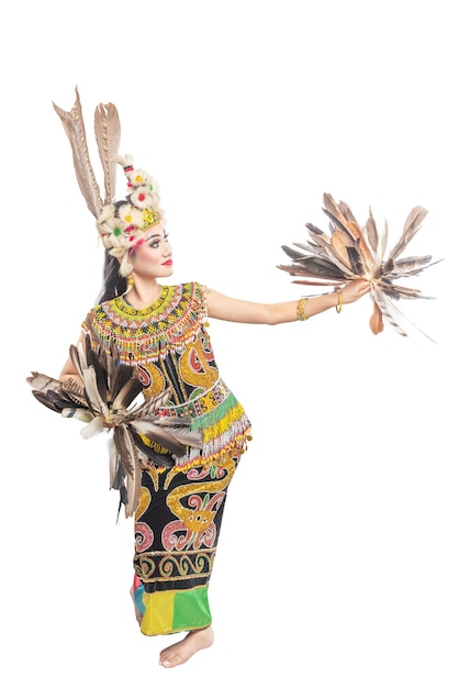 東カリマンタンの伝統舞踊を踊る女性
