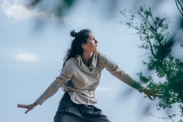 写真 森で踊る女性