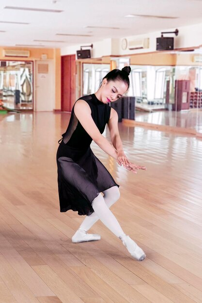 写真 硬木の床で踊る女性