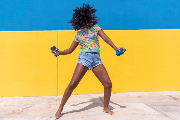 Photo woman dancing while standing against wall