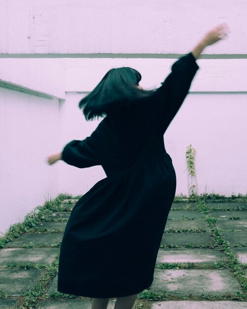 Photo woman dancing at yard