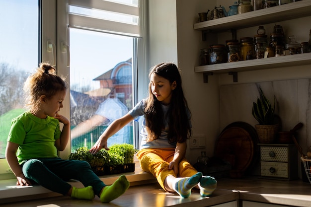 Photo woman and daughter at home