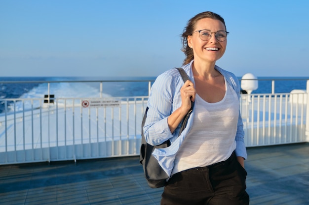 Donna sul ponte del traghetto