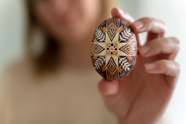 Photo woman decorating easter eggs