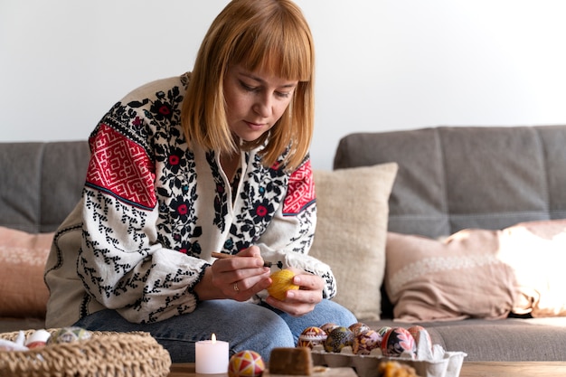 Photo woman decorating easter eggs