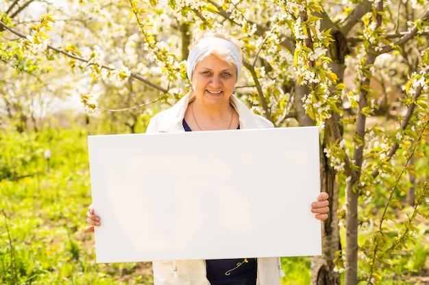 Photo woman demonstrate how te make from a nature photo a nature painted canvas.