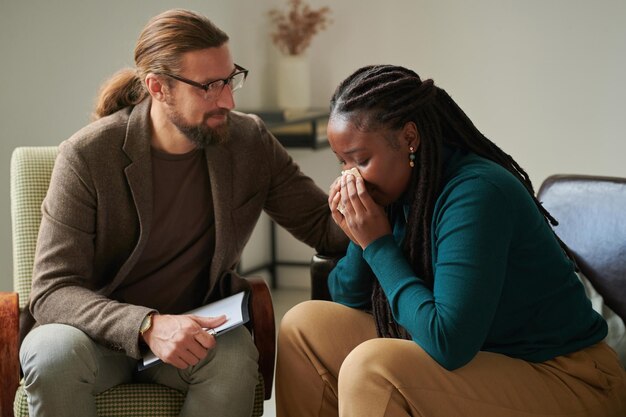 Photo woman in depression talking to psychotherapist