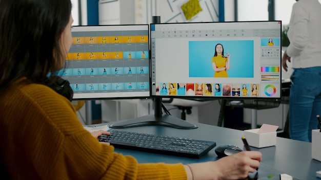 Pc에서 일하는 여성 디자이너 사진 편집 전문가